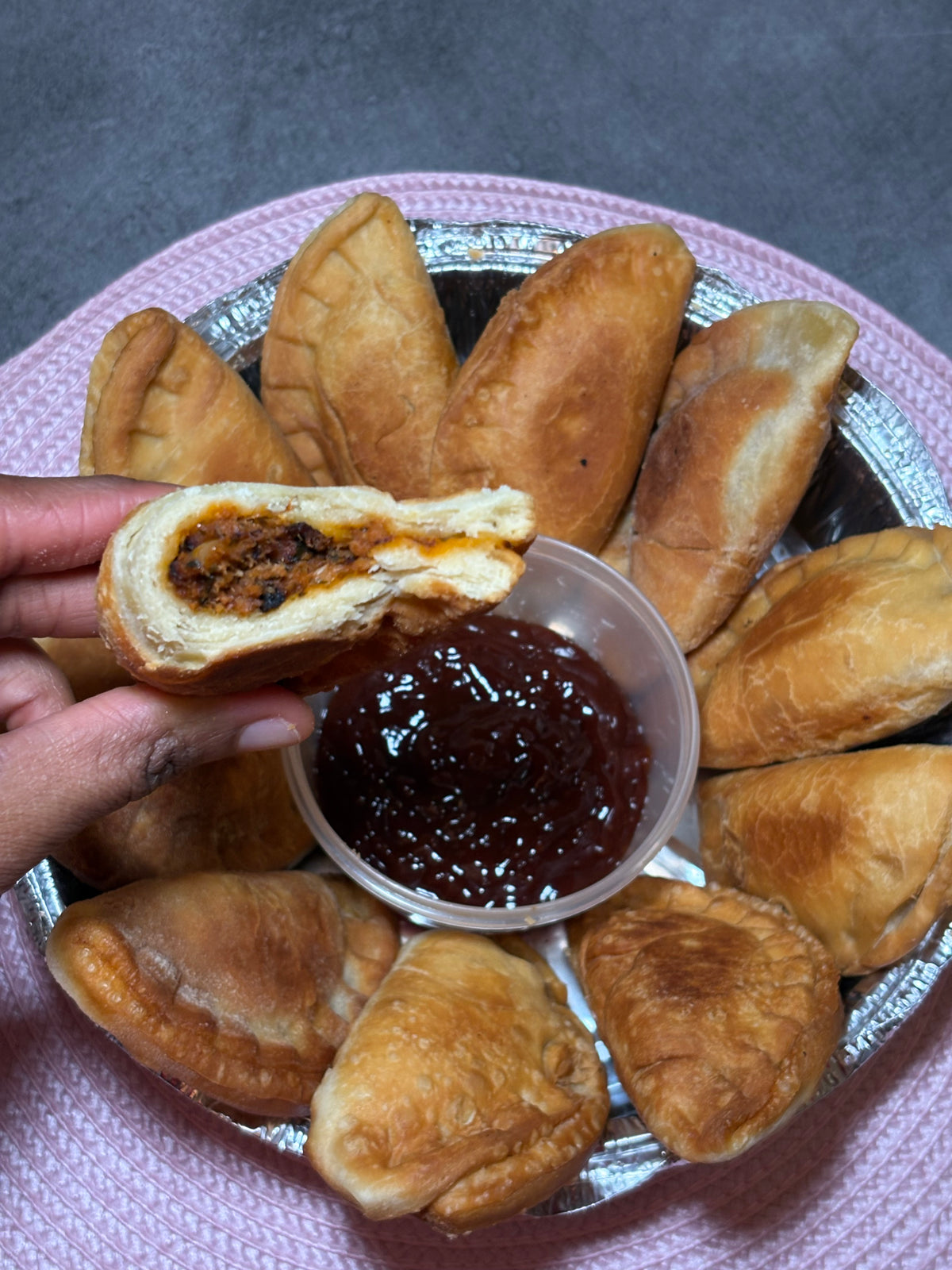 Pastels maison au bœuf haché,thon– 12 pièces + sauce
