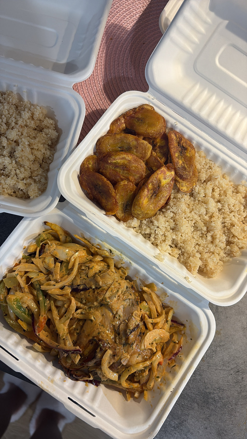 Choukouya de poulet, attiéké & alloco